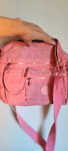 Bolsa de ombro rosa com vários compartimentos