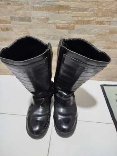 Coturno de couro preto