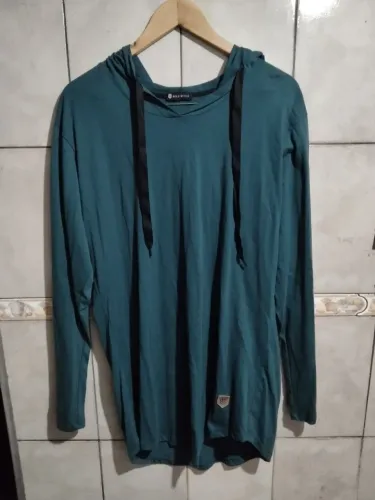 Camiseta manga longa com touca bold style