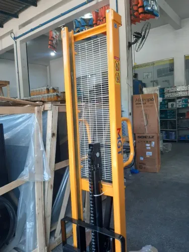 Menegotti Empilhadeira Manual 1T e 1.5T 1600mm Altura