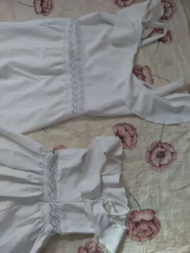  Vestido branco infantil com detalhes em renda