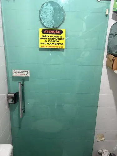 Porta de fechamento automático