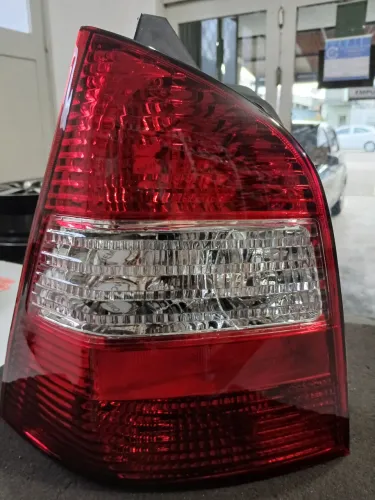 Lanterna Nissan Livina 2010/2014 Lado Esquerdo Motorista Bicolor marca Depo 