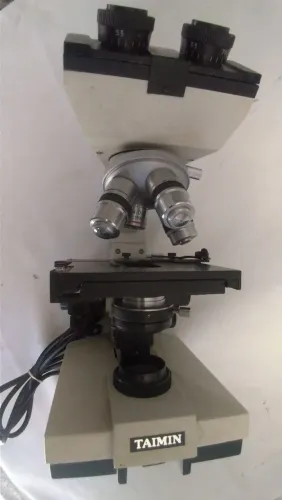 Microscópio analógico usado