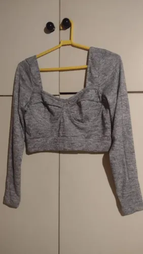 Top Cropped Manga Longa Cinza