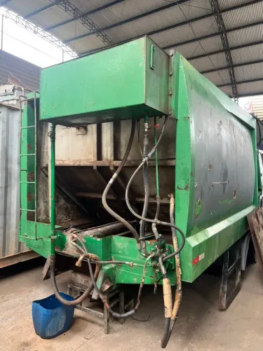 Compactador Coleta de Lixo - mecânica perfeita. Precisa de pintura