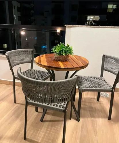 CONJUNTO MESA TAMPO DE MADEIRA PARA VARANDA