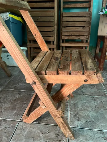 Vendo cadeiras de madeira com mesa 