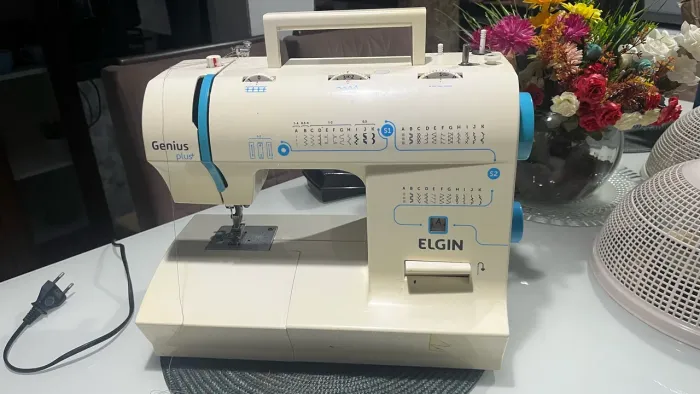 Máquina de Costura Elgin Genius Plus
