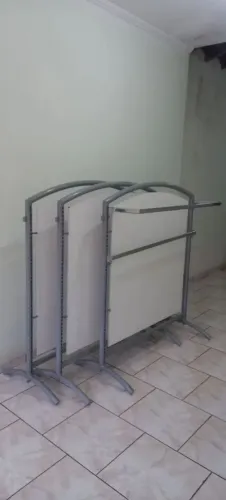 Araras Reforçadas Em Ferro e MDF P/ Loja De Roupas($299,00 CADA)
