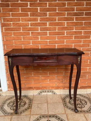 Mesa Aparador Estilo Clássico em Madeira com Gaveta e Aplicações em Bronze