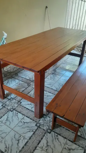 Mesa de madeira maciça (de assoalho)