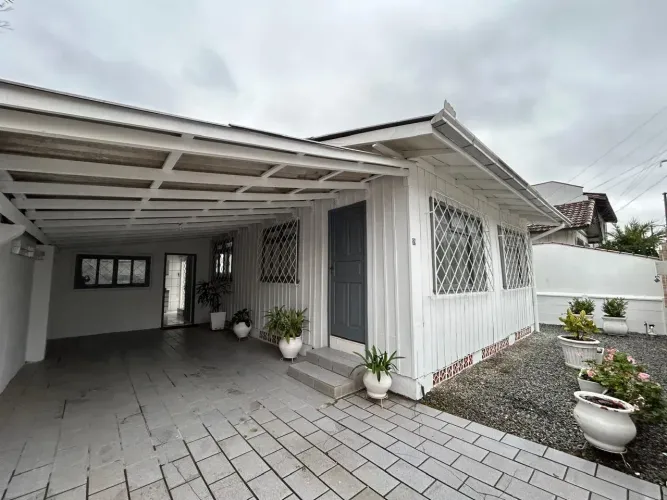 Casa com 03 Dormitórios no São Judas