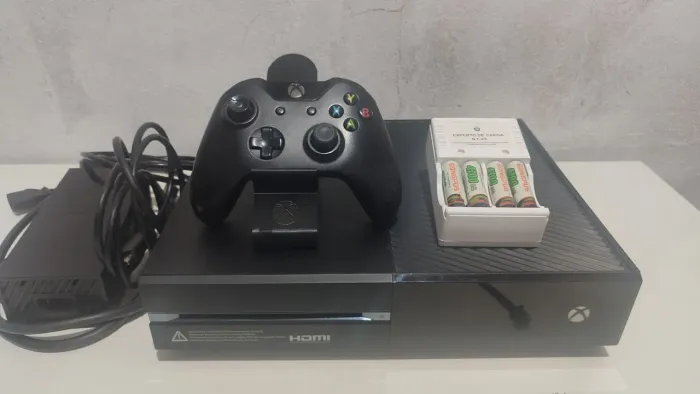 XBOX ONE, EM ÓTIMO ESTADO COM CONTROLE ORIGINAL