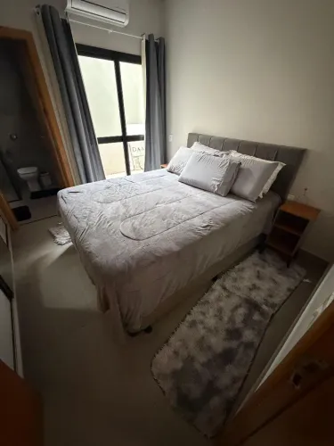 Cama Queen com Cabeceira Estofada - Excelente Estado