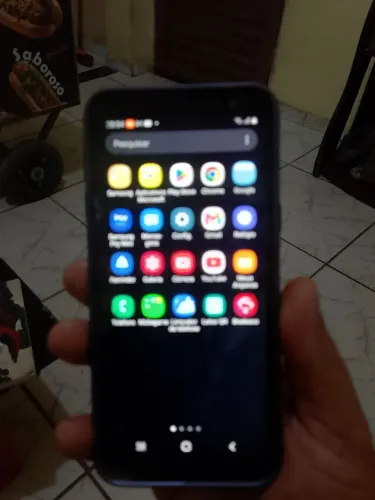 Smartphone Samsung Galaxy J6. Muito bom . Tela trincada mas funciona bem.