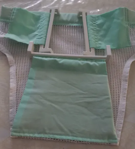 Um protetor de banheira de bebê verde e branco ótimo estado.