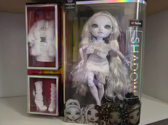 Boneca Shadow High Natasha Zima lacrada