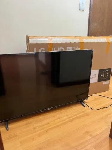 Smart TV LED 43 Full HD AOC Roku (tela com defeito)