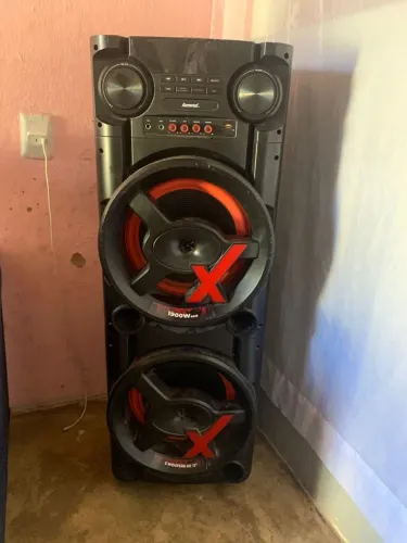Uma caixa de som