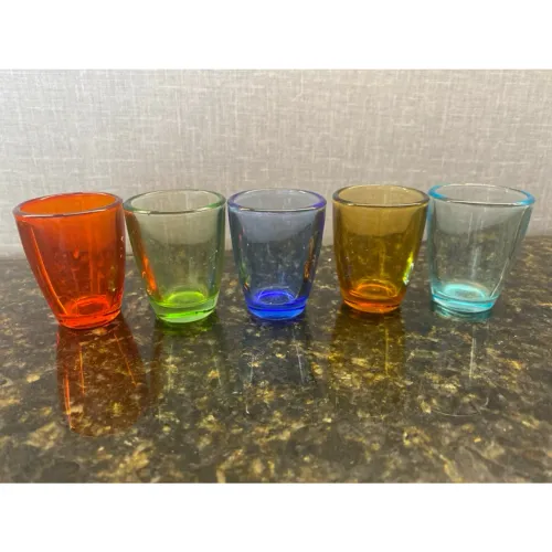 Conjunto de taças para licor colorido com estilo das décadas 80/90.