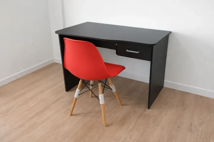 Escrivaninha e cadeira para casa