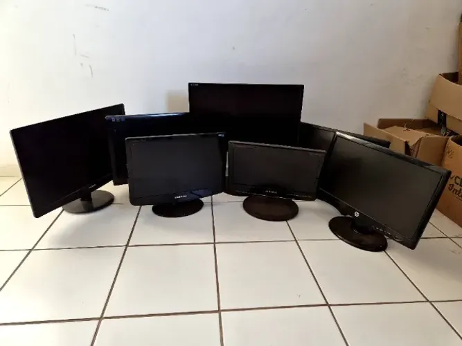 Lote 7 Monitores LCD/LED ? 2 Full HD 21.5" + 1 com HDMI