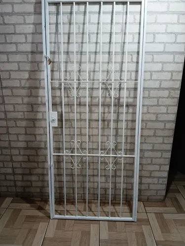 Grade de segurança  90x210 pintada com  2 porta cadeado