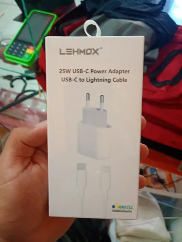 Carregador tipo C e iPhone
