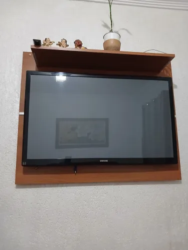 Painel em madeira feito em marcenaria.