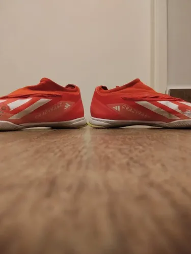 Chuteira Adidas X Crazyfast League Indoor laranja e brancos