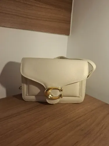 Bolsa Tiracolo Off-White com Fivela Dourada