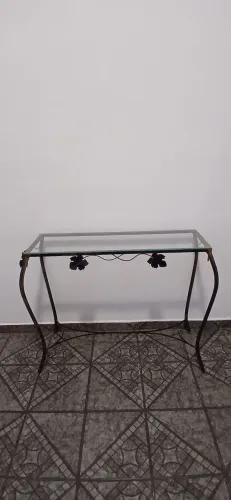 Aparador de ferro e vidro
