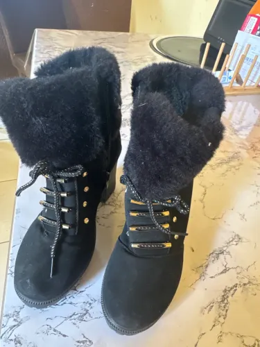 Duas botas femininas - nº 36 e nº 33