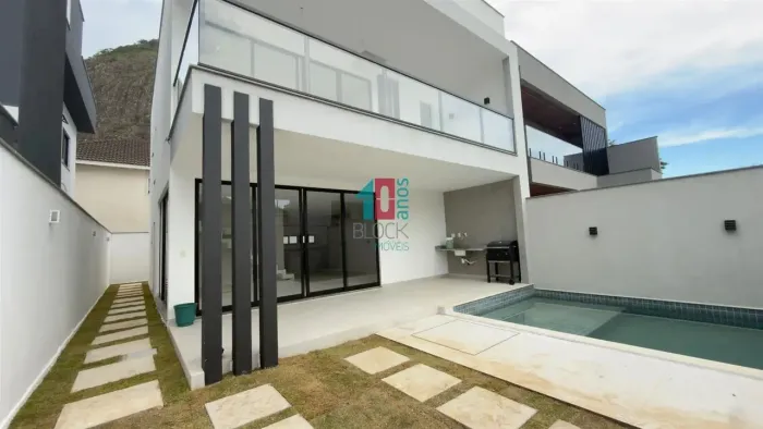 Vargem Pequena | Casa de Condomínio 4 quartos, sendo 4 suites