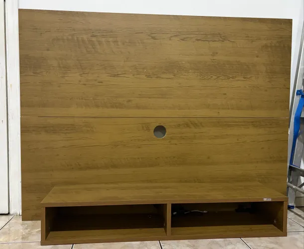 rack para tv e duas mesas pequenas por 150$.