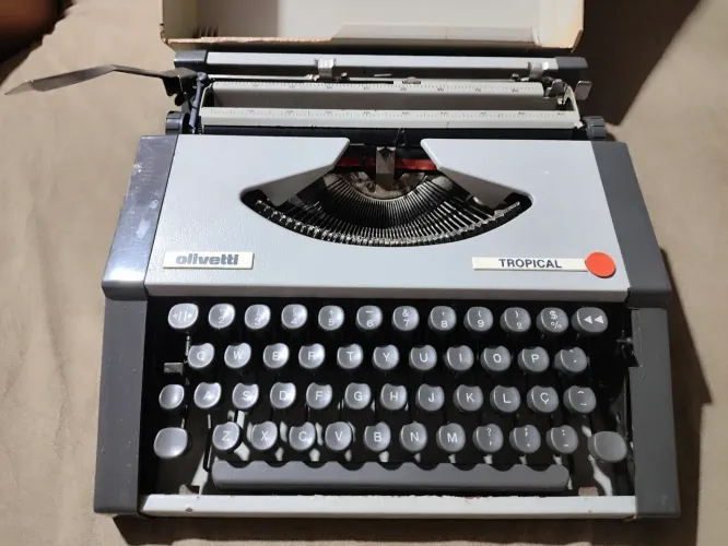 Máquina de escrever olivetti tropical