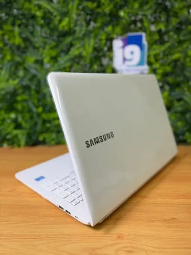 Notebook Samsung 270E   Intel core i5-3210M 2.50Ghz 8GB DDR3  240GB SSD  Placa Intel Graph