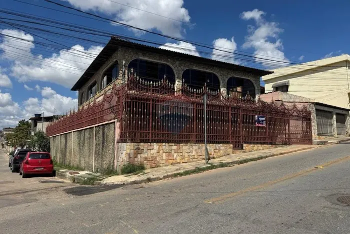 Casa com Piscina, Sauna e 3 Espaços Independentes no Piratininga/BH!