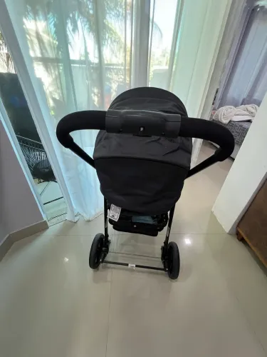 Carrinho de bebê e bebê conforto