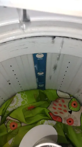 Vendo essa máquina de lavar 9kilos faz tudo automática 