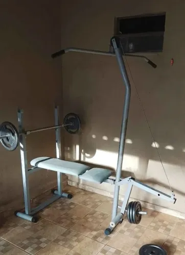 Aparelho de musculação, academia, com 7 anilhas totalizando 55kgs