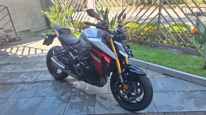 SUZUKI GSX S 1.000 ANO 2025 C/1.200 KM PRATA/VERMELHA