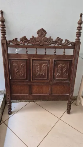 Cama de madeira maciça torneada