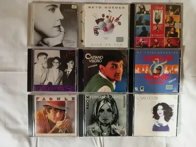 Coleção com 40 CDs de vários artistas, usados