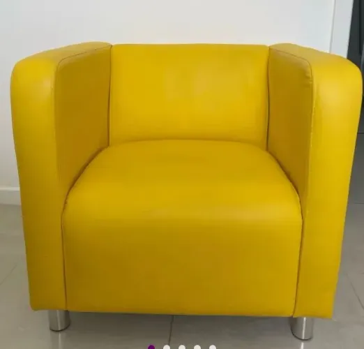 Poltrona em couro amarelo, da tokstok
