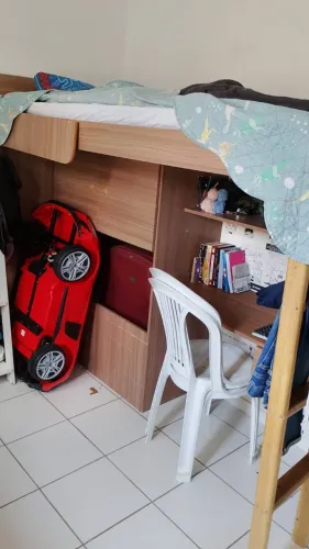 Cama de solteiro com escrivaninha