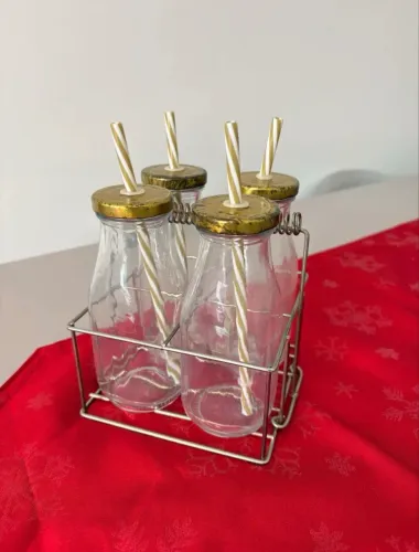 Garrafas de vidro com suporte vintage