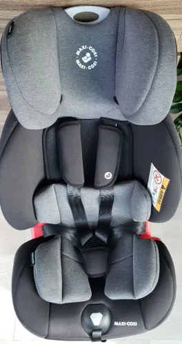 Cadeira Infantil p/ carro, marca MAXI-COSI, modelo Jasper, de 0 a 36Kg, cheirando a nova.