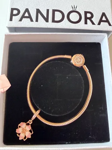 Vendo pulseira Pandora com berloque flor de cerejeira nova, nunca usada!